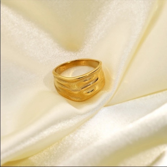 #22 𝅺NEW Minimalist Hammered 18K Gold Plated Ring - Picture 4 of 9